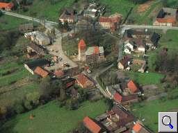 Ein traditionelles Dorf mit Dorfplatz und Kirche im Zentrum.